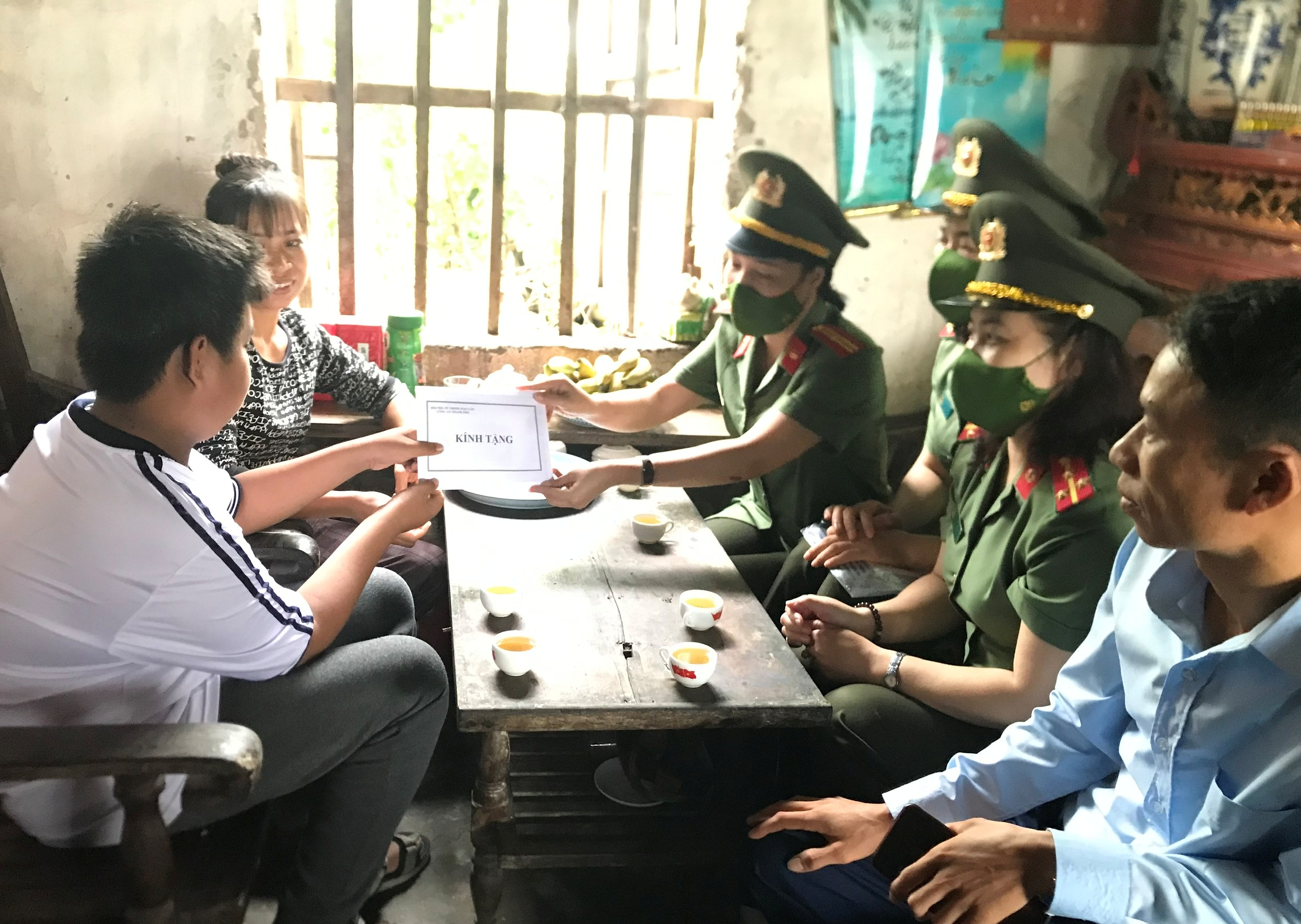 Hội phụ nữ Phòng Hậu cần - CATP: Thăm hỏi, tặng quà 2 gia đình có hoàn cảnh khó khăn ở huyện An Lão